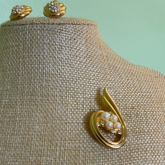 Gold brooch and earrings bundle - Picture 4 of 13